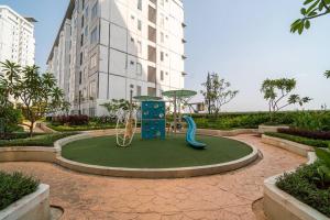 ジャカルタにあるElegance 2BR @ Bassura City East Jakarta /Netflixの公園内の滑り台のある遊び場