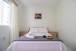 ein Schlafzimmer mit einem Bett und einem Tablett mit Essen drauf in der Unterkunft MRF74 - Churrasqueira, Quadra Mar, Garagem, 2 Dorm in Balneário Camboriú