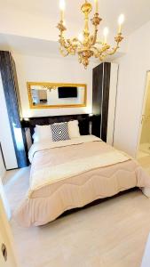 1 dormitorio con 1 cama grande y lámpara de araña en Piccolo Mondo Verona, en Verona
