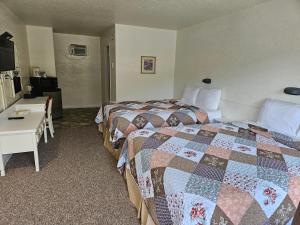 Postel nebo postele na pokoji v ubytování Granby River Inn & Suites