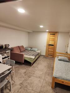 uma sala de estar com um sofá e uma mesa em Apartment hotels parking akaciju1 em Vilnius