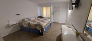 Postel nebo postele na pokoji v ubytování Granby River Inn & Suites