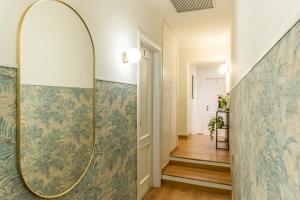 un corridoio con un grande specchio sul muro di 94Rooms Vatican Guest House- Scipioni a Roma