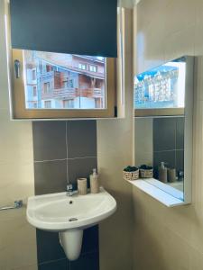 A bathroom at Studio Chalet 13, St John Park Bansko
