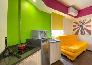 cocina con microondas y silla amarilla en Estancias VIVE MX en Ciudad de México