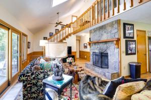 Posezení v ubytování Dog-Friendly Blowing Rock Chalet with Stunning Views