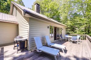 Balkón nebo terasa v ubytování Dog-Friendly Blowing Rock Chalet with Stunning Views