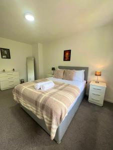 1 dormitorio con 1 cama con 2 toallas en The Ultimate Home Away from Home, en Birmingham