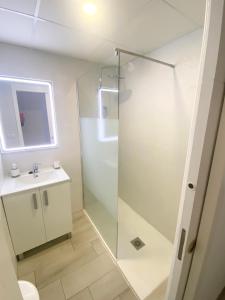 e bagno con doccia, servizi igienici e lavandino. di TOP FLOOR, Panoramic Studio, Heated Pool a Los Cristianos