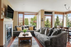 a living room with a couch and a fireplace at Chelan Resort Suites Coco Chelan 212 in Chelan