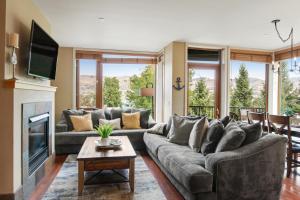Posezení v ubytování Chelan Resort Suites Coco Chelan 212