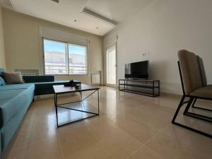 TV a/nebo společenská místnost v ubytování cosy et spacieux, avec balcon