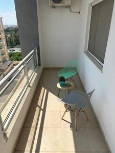 Un balcón con una mesa y una silla. en cosy et spacieux, avec balcon en Ariana