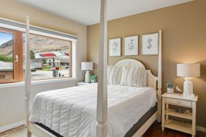 Postel nebo postele na pokoji v ubytování Chelan Resort Suites Coco Chelan 212 + 23 fotografií