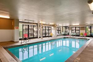 Bazén v ubytování Chelan Resort Suites Coco Chelan 212 nebo v jeho okolí