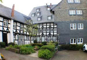 un antiguo edificio blanco y negro con patio en Ferienwohnung im Alten Peter, en Goslar