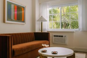 sala de estar con sofá, mesa y ventana en Sonder The Deco en Miami Beach