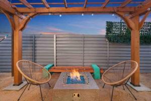 patio z 2 krzesłami i miejscem na ognisko w obiekcie Agave Palms Desert Studio, Fire Pit, Soaking Tub w mieście Desert Hot Springs