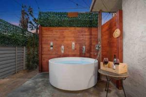 Bilik mandi di Agave Palms Desert Studio, Fire Pit, Soaking Tub
