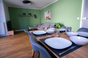ein Tisch mit weißen Tellern und Schüsseln darauf in der Unterkunft Design Apartment - Balkon - Induktionskochfeld - Zentral in Dresden