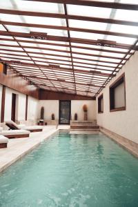 una piscina cubierta con un gran techo en Hotel Jardines de Uyuni, en Uyuni