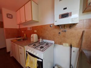 una pequeña cocina con fogones y fregadero en Los paraísos en Juana Koslay 