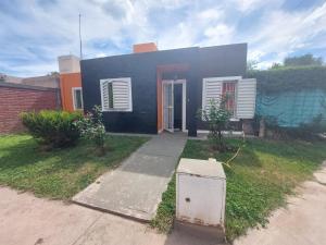 una casa negra con un refrigerador delante en Los paraísos en Juana Koslay 