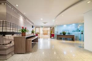 a lobby with a reception desk in a building at Mercure Sao Paulo Moema Times Square in Sao Paulo +189 photos