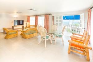 sala de estar con mesa de cristal y sillas en Decameron Marazul - All Inclusive, en San Andrés