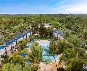 uma vista aérea da piscina no resort em Decameron Marazul - All Inclusive em San Andrés