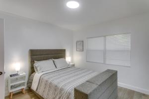 En eller flere senge i et værelse på Charming Valdosta Home with Deck and Outdoor Dining!