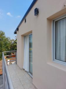 a balcony of a house with a window at Departamento El Caminante in Oberá