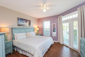 Giường trong phòng chung tại Seaside at Anastasia F105