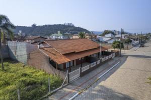 un edificio con techo de baldosa en una calle en 2 quadras da Praia de Zimbros, 9 hóspedes RW2724, en Bombinhas