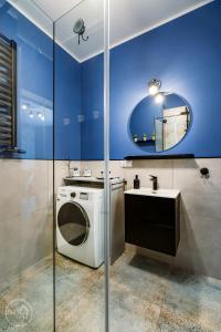 Ένα μπάνιο στο Blue Harmony Apartment +21 φωτογραφίες
