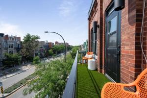 un balcón con un banco y una calle en François-Denis Apartments en Montreal