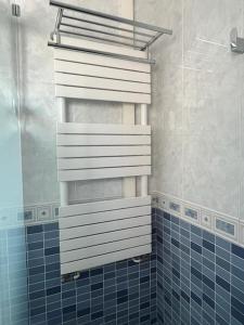 półka w łazience z niebieskimi płytkami w obiekcie Ático luminoso céntrico y cómodo w mieście Figueres