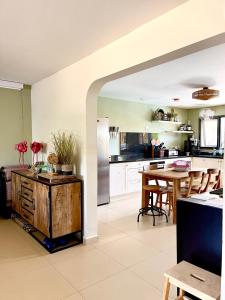 eine Küche mit einem Holztisch und einem Esszimmer in der Unterkunft Oasis guesthouse, Boutique Style Hotel in Kralendijk
