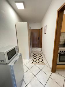 een keuken met een koelkast en een magnetron bij Premium Apartment 2 in Dillingen an der Saar