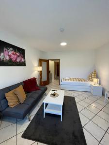 sala de estar con sofá y mesa en Premium Apartment 2, en Dillingen an der Saar