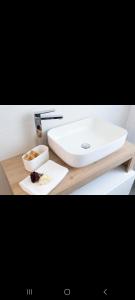 łazienka z umywalką i miską jedzenia w obiekcie Apartment Angy w mieście Mira