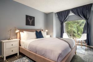 Una cama o camas en una habitación de Bright Townhome with Prime Location by Harmony Whistler