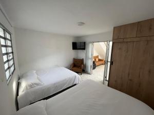 Postel nebo postele na pokoji v ubytování Casa Blanca Hostal