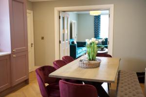 une salle à manger avec une table et des chaises violettes dans l'établissement Townhouse Stay - St George's Terrace, à Carrick-on-Shannon