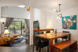 Un lugar para sentarse en Bright Townhome with Prime Location by Harmony Whistler