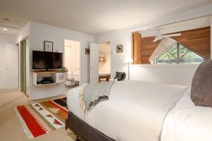 een slaapkamer met een groot bed en een televisie bij Bright Townhome with Prime Location by Harmony Whistler in Whistler +27 foto's