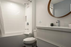 Un baño de Bright Townhome with Prime Location by Harmony Whistler 27 fotos más