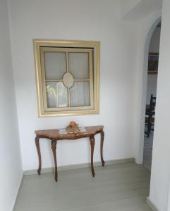 einen Tisch in der Ecke eines Zimmers mit Fenster in der Unterkunft La Quercia in Colle Farnese