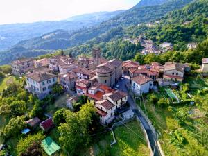 una vista aérea de un pueblo en las montañas en La casetta nel Borgo -Cerageto-, en Cerageto
