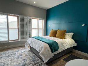 Кровать или кровати в номере Hermanus Waterfront Apartment no 17